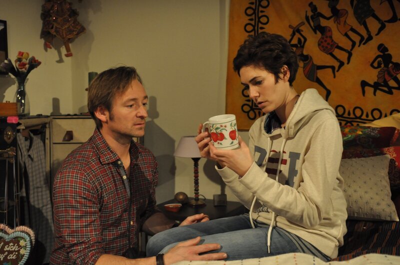 Entsetzt stellt Fanny fest, dass ihre Sehkraft sich wieder verschlechtert hat. Von links: Gregor Brunner (Holger M. Wilhelm) und Fanny Lechner (Katrin Lux). – Bild: BR/​Jo Bischoff