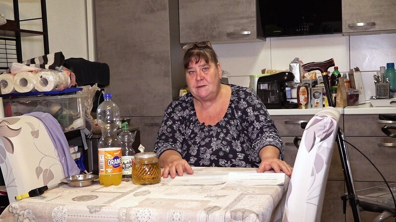 Vera muss nach dem Tod ihres Mannes in eine kleinere Wohnung umziehen, was für die körperlich eingeschränkte 61-Jährige schwierig ist. – Bild: RTLZWEI