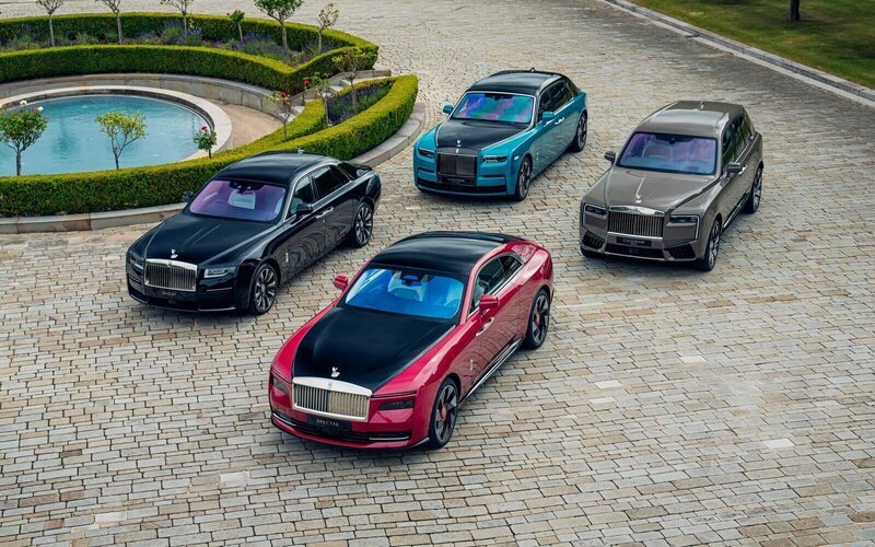 Zwischen Tradition und Zukunft: Die aktuelle Rolls-Royce Modellfamilie zeigt, wie die legendäre Marke ihren Anspruch auf Exzellenz immer wieder neu definiert. – Bild: WeltN24 GmbH