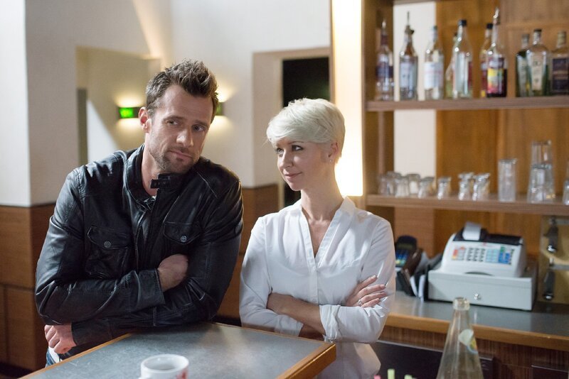 Ute (Isabell Hertel) ist stolz auf Henning (Benjamin Kiss), weil er sich trotz seines Misserfolgs mit Kimberly nicht entmutigen lässt. – Bild: RTL