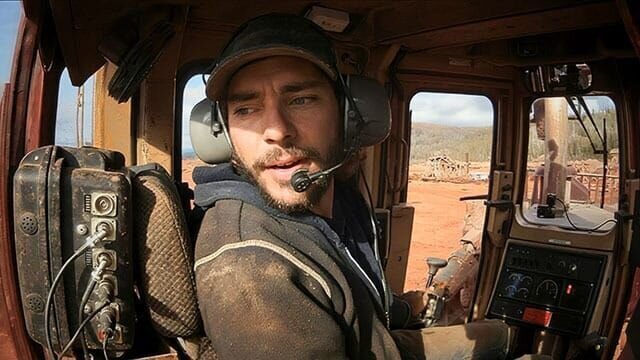 Parker Battles Tony in an intense showdown for the year’s top gold haul. Rick grinds at Lightning Creek and expands his operation to save his season. – Bild: TVDB