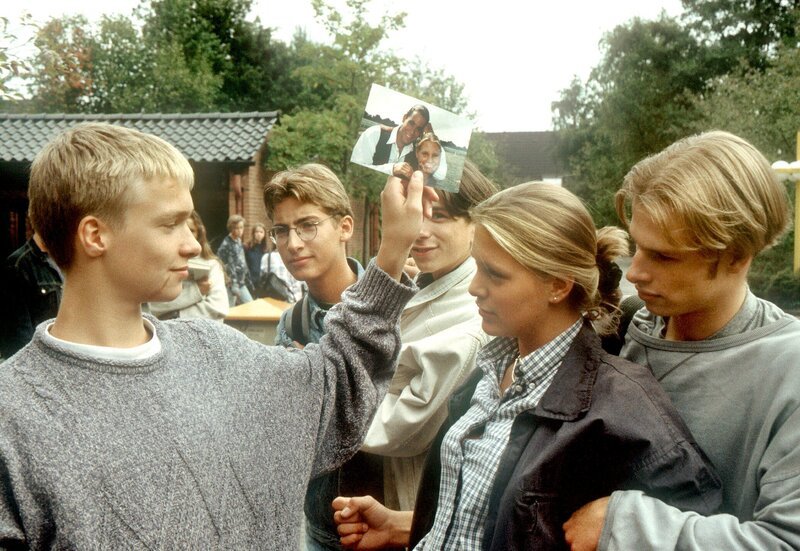 Gerangel um Bimbo (Friederike Hallermann, 2. v. rechts). Werner (Jan Kruse, links) und Olaf (Alexander Kruse, rechts) haben eine Wette abgeschlossen, bei der es um Bimbo geht. – Bild: MDR/​NDR/​Televersal