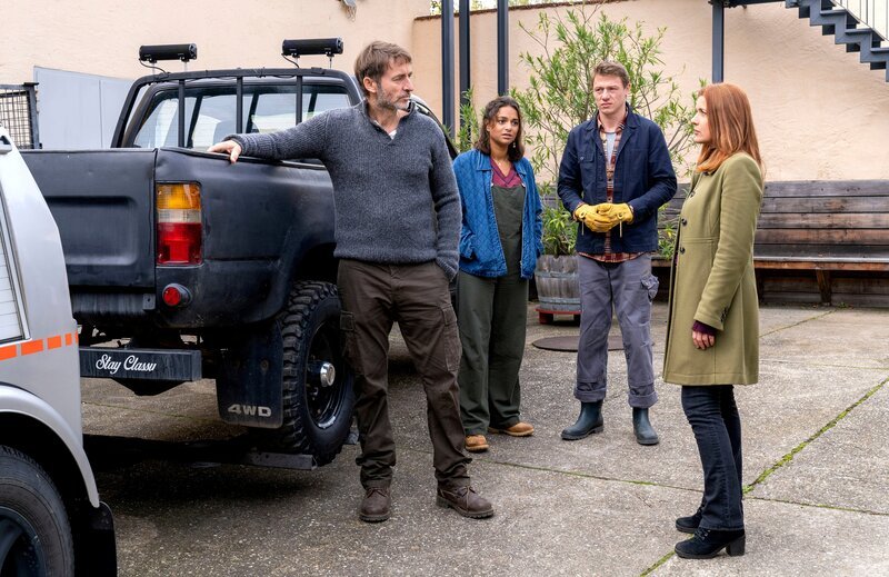Vincent Urban (Guido Broscheit, l.), Usha Patel (Taneshia Abt, 2.v.l.) und Marc Menzel (Vincent Krüger, 2.v.r.) werden von Hauptkommissarin Kerstin Klar (Fiona Coors, r.) befragt. – Bild: ZDF/​Andrea Enderlein