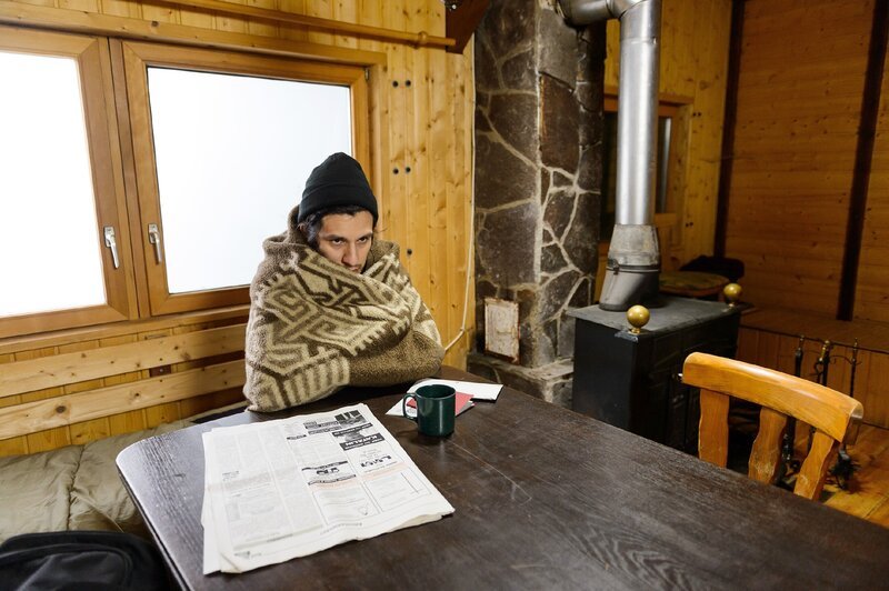 Maximilian (Francisco Medina) wurde im Auftrag seiner Mutter in ein geheimes Versteck gebracht. – Bild: RTL /​ Willi Weber
