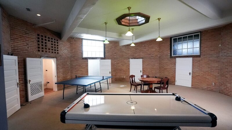 Basement of Bank of Bamboozlement home, as seen on Ugliest House In America, Season 6. – Bild: Warner Bros. Discovery