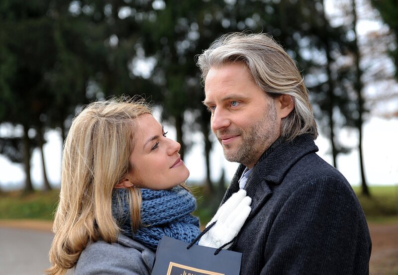Marlene (Lucy Scherer, l.) und Michael (Erich Altenkopf, r.) blicken beide voller Erwartungen auf ihre baldige Hochzeit. – Bild: ARD/​Ann Paur