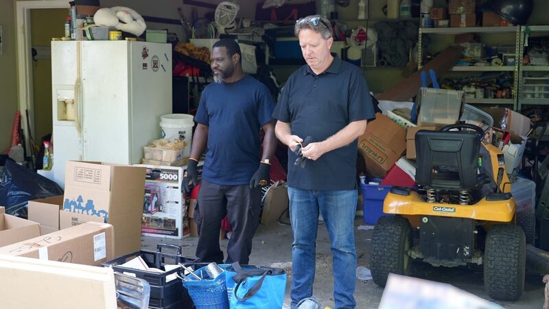Kayland Brock and Matt Paxton sorting through items in client’s hoarded garage in Oak Ridge – Bild: Warner Bros. Discovery