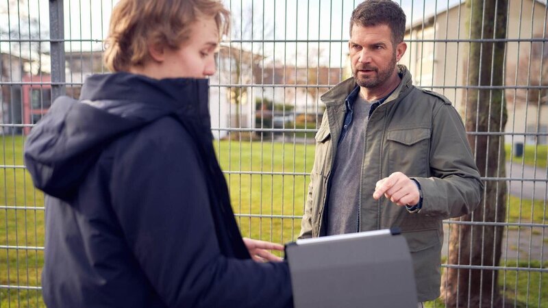 David (Simon Böer, r.) lernt Leos (Hannes Linder) Freundin kennen. – Bild: RTL /​ Frank Dicks