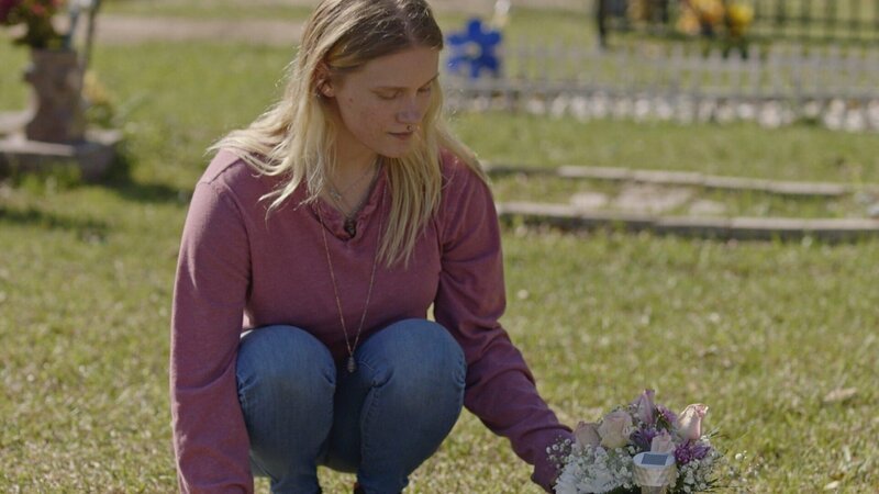 Ravyn Henson, Tochter von Christy Brown, legt Blumen am Grab ihrer Mutter nieder. – Bild: Discovery, Inc. All Rights Reserved.