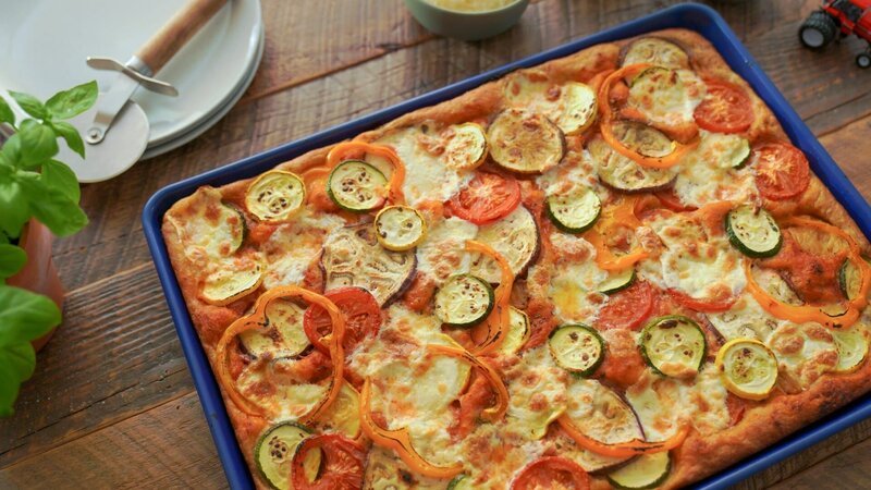 Beauty shot of Molly Yeh’s Sheet Pan Ratatouille Pizza, as seen on Girl Meets Farm, season 9. – Bild: Discovery, Inc.