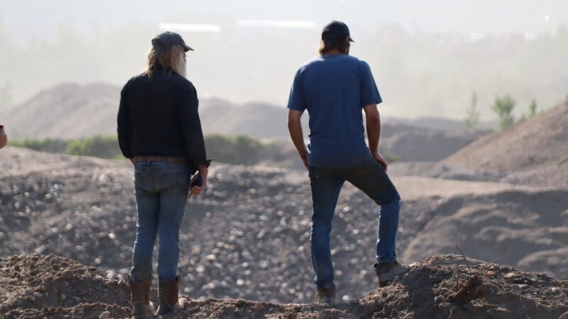 Tony Beets and Cousin Mike looking over claim together, hazy background – Bild: Warner Bros. Discovery
