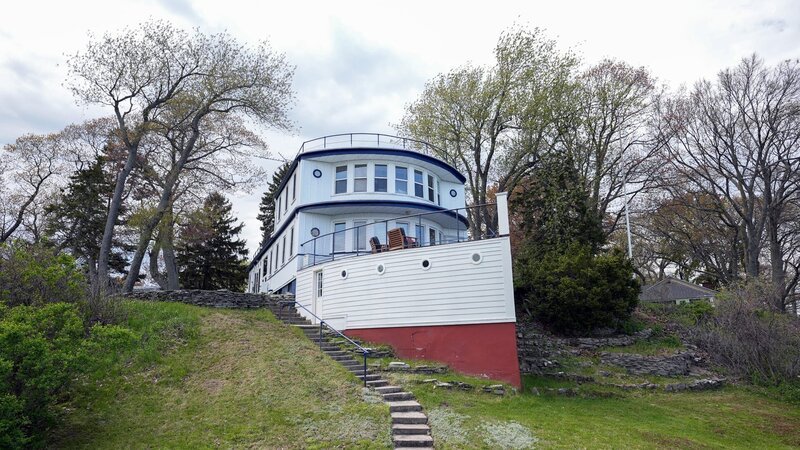 Exterior of the Broken Boat by the Lake home, as seen on Ugliest House In America, Season 6. – Bild: Warner Bros. Discovery