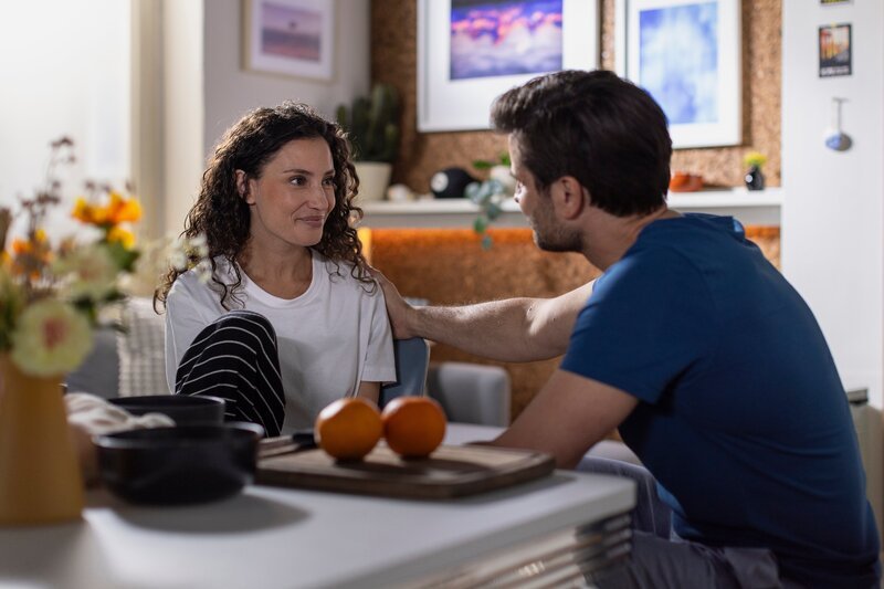 Naomi (Nadine Menz) ist glücklich, als Paco (Milos Vukovic) ihre wiederentdeckte Leidenschaft für ihren Beruf unterstützt. – Bild: RTL /​ Dennis-A.Hundt /​ Sex mit dem Ex