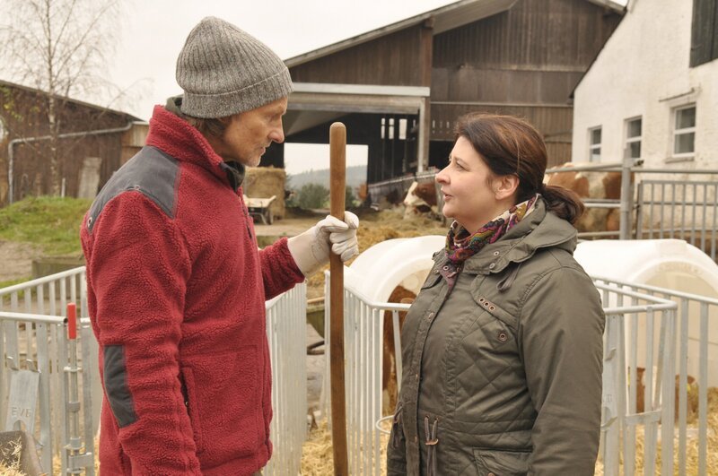 Sascha versucht ein Zimmer auf dem Voglhof zu ergattern. Von links: Sascha (Eisi Gulp) und Monika Vogl (Christine Reimer). – Bild: BR/​Jo Bischoff