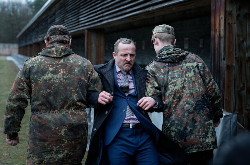 Alfons Zischl (Maximilian Brückner, Mitte) wird von Soldaten abgeführt. – Bild: BR/​Neuesuper Produktions GmbH/​Arvid Uhlig