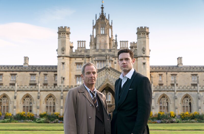 Die fünfte Staffel der Serie Grandchester spielt ein Jahr später, 1957 in Cambridge. Geordie Keating (Robson Green, li.), Will Davenport (Tom Brittney, re.) – Bild: WDR/​BBC