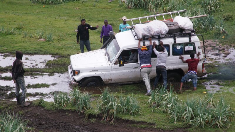 Festgefahren: Während der Regenzeit im Hochland von Äthiopien blieb das Auto des Altayfilm-Teams immer wieder im Schlamm stecken. – Bild: NDR Naturfilm /​ Doclights GmbH /​ Altayfilm /​ Terra Mater /​ Henry M. Mix