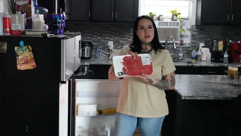 Wendy hält Fleisch neben dem Kühlschrank in der Hand – Bild: TLC (FINN)