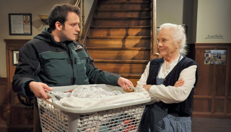 Theres ist Flori auf die Schliche gekommen und zahlt ihm seine Schwindelei heim. Von links: Florian Brunner (Tommy Schwimmer) und Theresa Brunner (Ursula Erber). – Bild: BR/​Jo Bischoff