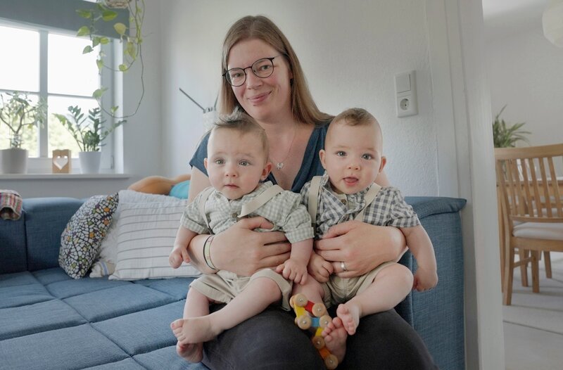 Sabrina Wascholowski mit Henri und Theo (re). – Bild: HR