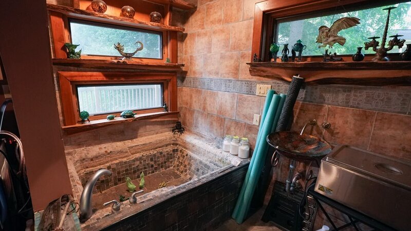 Bathroom of Spiders and Dragons on My Stairs Oh My home, as seen on Ugliest House In America, Season 6. – Bild: Warner Bros. Discovery