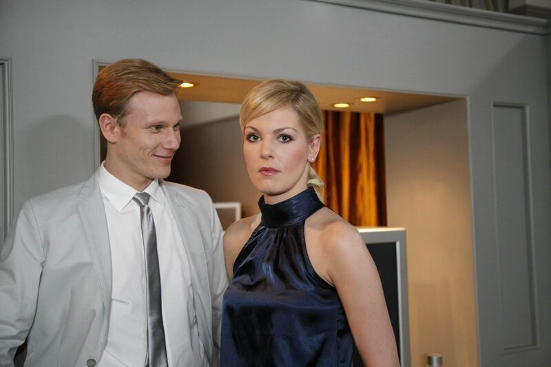 Werden zu Verbündeten: Alexandra (Ivonne Schönherr, r.) und Philip (Philipp Romann, l.). – Bild: Dieses Bild darf ausschließlich nach Maßgabe der Allgemeinen Geschäftsbedingungen für die Presselounges der Sender der ProSiebenSat.1 Media SE (AGB) genutzt werden. Die in den AGB festgesetzten Rechteeinschränkungen sind unbedingt  …
