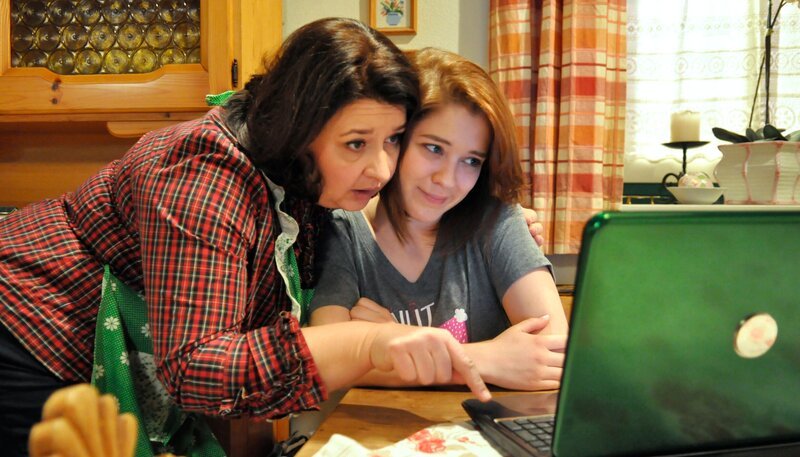 Bayerisches Fernsehen. DAHOAM IS DAHOAM, Folge 1478, „Ein neuer Mann für Rosi?“. Kathi stellt fest, dass ihr sexy Selfie immer größere Runden im Netz macht. Von links: Monika Vogl (Christine Reimer) und Katharina Benninger (Carina Dengler). – Bild: BR/​Jo Bischoff