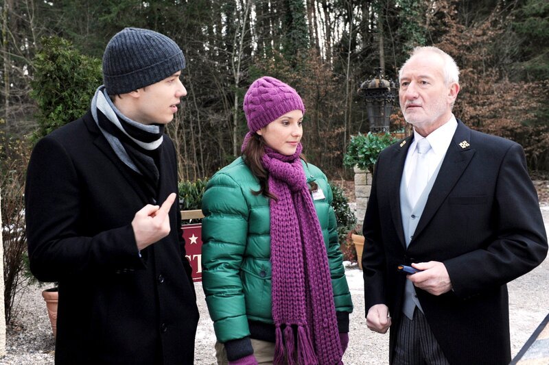 Martin (David Paryla, l.), Kira (Mareike Lindenmeyer, M.) und Alfons (Sepp Schauer, r.) befürchten, dass Mike ein Auto vom Fürstenhof geklaut hat. – Bild: ARD/​Ann Paur