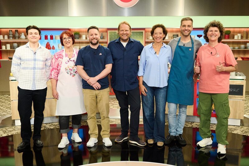 Gruppenfoto von links: Kandidaten Leo Doppler, Cornelia Koall, Benedikt Siebert, Moderator Björn Freitag, Kandidaten Heike Benneker, Fabian Mahler und Silke Kalien – Bild: ZDF