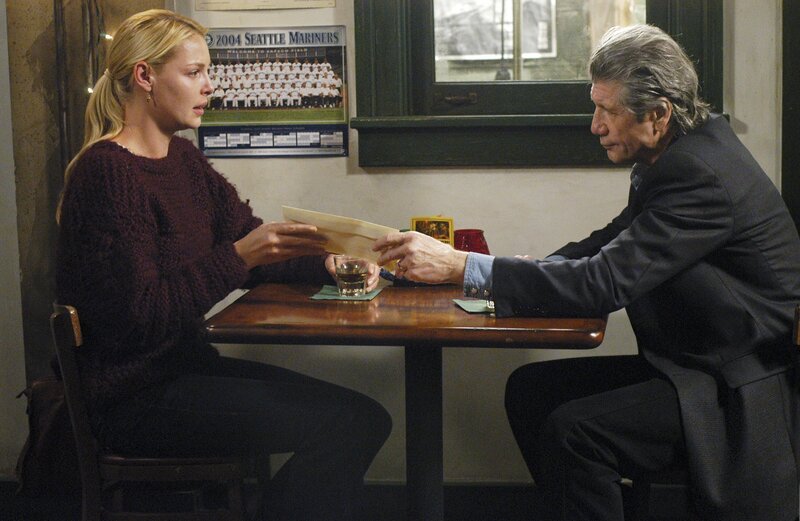 Izzie (Katherine Heigl, l.) trifft sich mit Dennys Vater (Fred Ward, r.) der die Verlobte seines Sohnes näher kennen lernen möchte, vor allem aber will er wissen, warum er sich so plötzlich mit ihr verlobt hat. Sie verteidigt sich und wirft ihm vor, dass er und seine Frau nie für ihren kranken Sohn da waren … – Bild: American Broadcasting Companies, Inc. /​ Gale Adler
