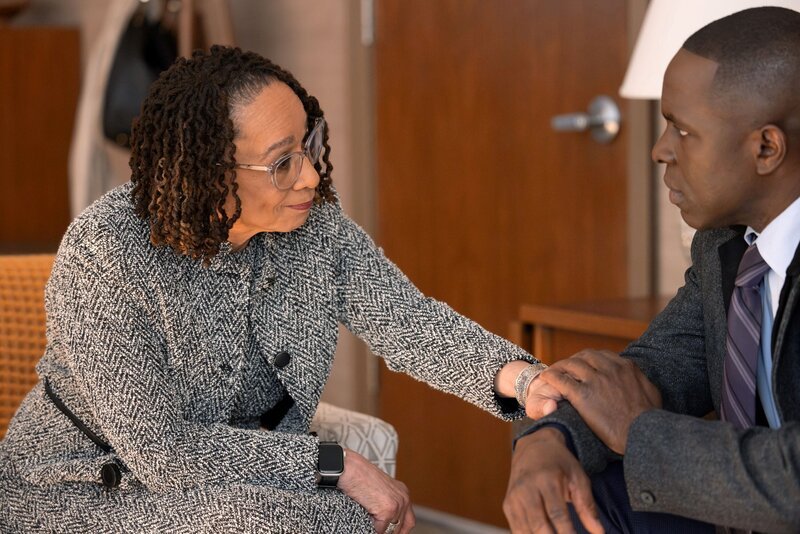 S. Epatha Merkerson als Sharon Goodwin und Gbenga Akinnagbe als David – Bild: NBCUniversal