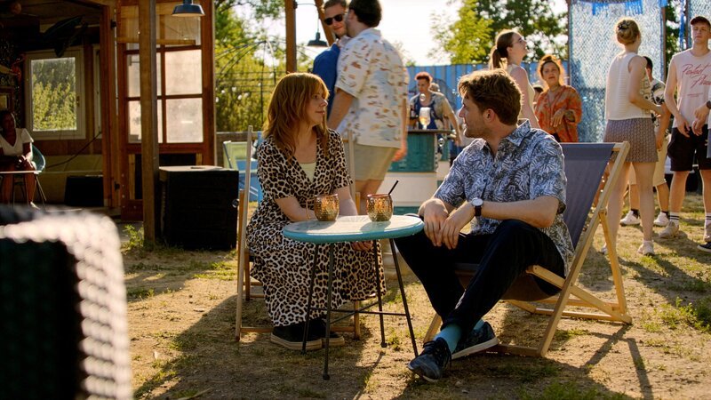 Toni (Olivia Marei) kommt in Flirtstimmung. – Bild: RTL /​ Trau Dich