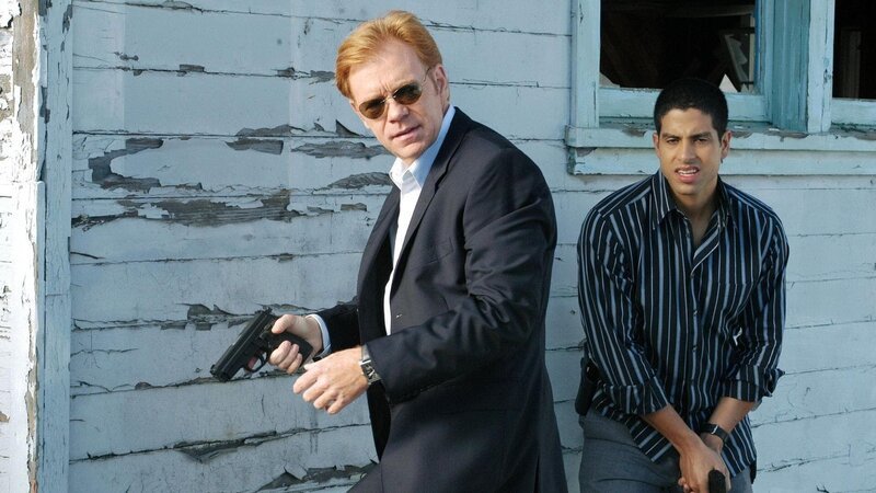 Bei ihren Ermittlungen geraten Horatio (David Caruso, l.) und Delko (Adam Rodriguez) in eine Schießerei … – Bild: RTL