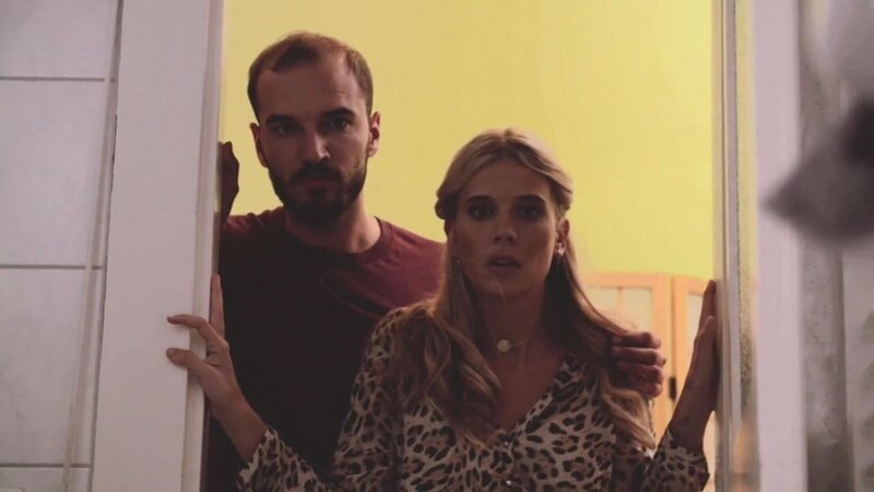 Elisa Roth and her previous tenant. – Bild: Warner Bros. Discovery /​ Tanja Bachetzky