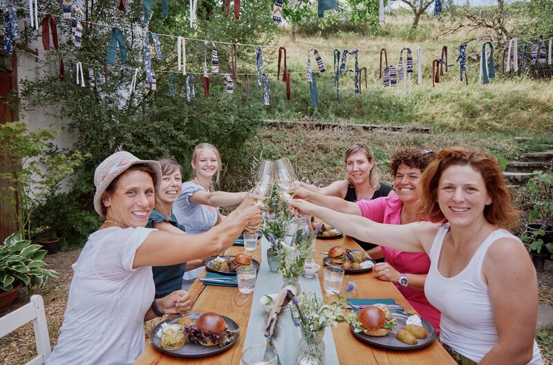 Die Landfrauen beim Genießen des Dinners. V.li.: Myriam Sehringer, Anna Turonok, Paula Altner, Katrin Humpfer, Sarah Schreiber, Judith Wohlfarth. – Bild: SWR/​Philipp Thurmaier