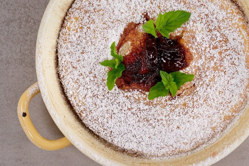 „Grießschmarren-Soufflé mit Gin-Zwetschken“. – Bild: ORF/Silvia Schneider GmbH/Juraj Melicher „Grießschmarren-Soufflé mit Gin-Zwetschken“. – Bild: ORF/Silvia Schneider GmbH/Juraj Melicher