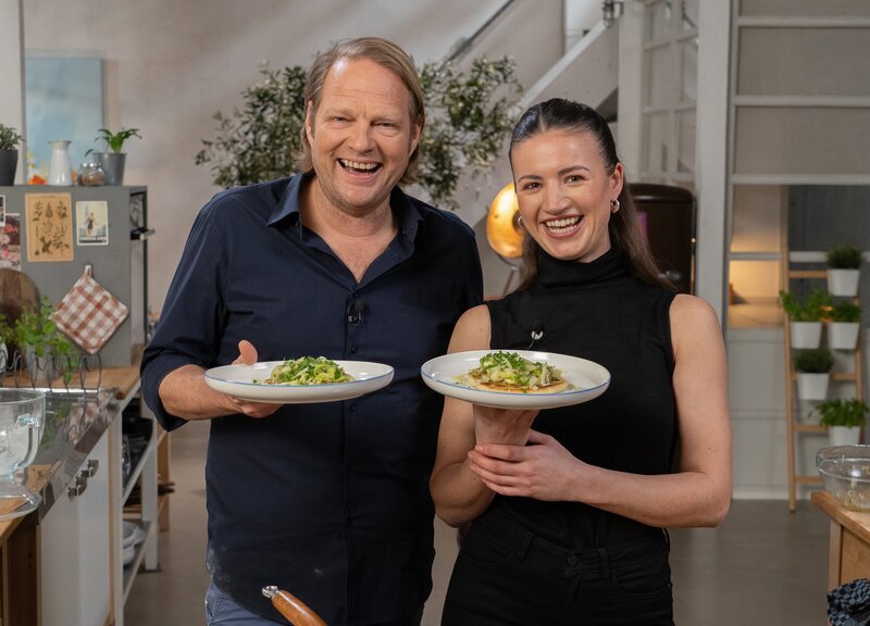 Dolce Vita trifft Einfach & Köstlich. Gemeinsam kreieren Björn Freitag und Clara Hunger ein drittes Gericht voller Aromen – Pfannenbrot mit Zucchini-Zitronen-Salat. – Bild: WDR/​2bild/​Jannik Hausmann