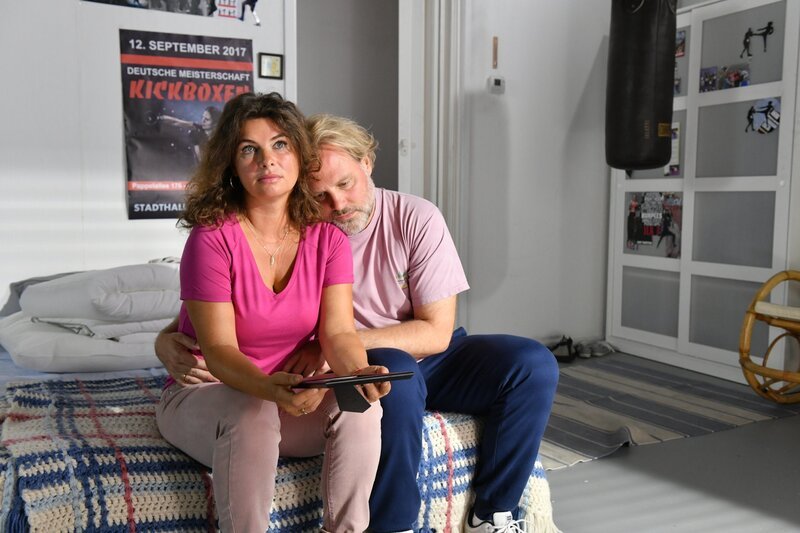 Können Elke (Anne Brendler, l.) und Mike Neumann (Mirco Reseg, r.) sich ihrer Tochter Jenni wieder annähern? – Bild: SAT.1 /​ Claudius Pflug