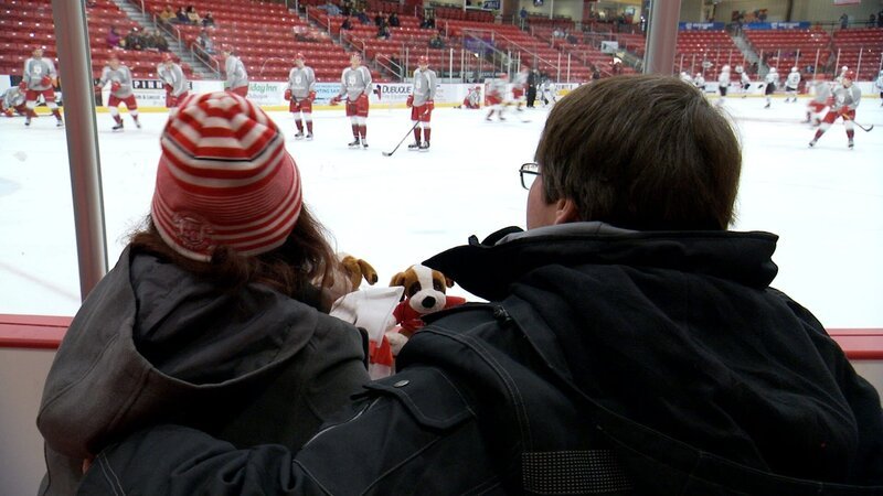 Joe and Sarah takes in a hockey game. – Bild: TLC /​ Discovery Communications