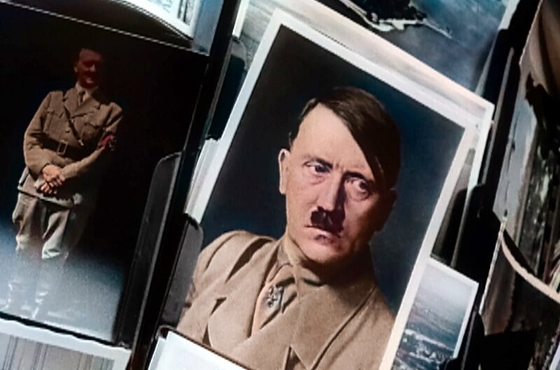 Postkarte von Adolf Hitler am Zeitungsstand. – Bild: SWR/​Faber Courtial