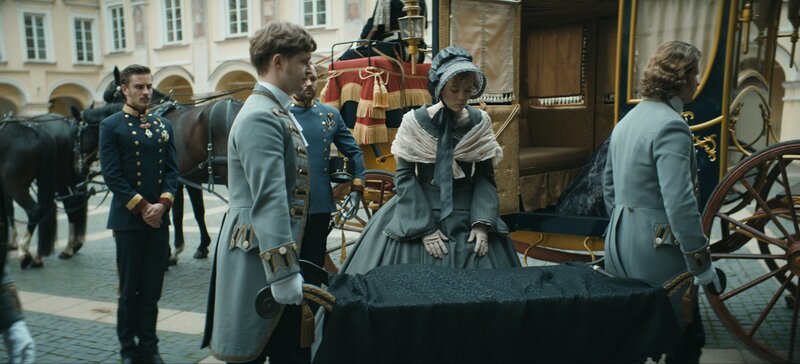 Sisi und Kaiser Franz (Jannik Schümann, l.) betrauern den Tod ihrer Tochter Sophie. Graf Grünne (David Korbmann, 3.v.l.) und Fanny (Paula Kober, 2.v.r.) teilen den Schmerz des Kaiserpaars. – Bild: ORF/​Beta Film/​RTL /​Story House Pictures