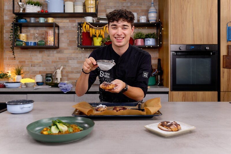 Dominik Süss („Linsendal mit Pak Choi“ und „Zimtschnecken“). – Bild: ORF/Silvia Schneider GmbH/Juraj Melicher Dominik Süss („Linsendal mit Pak Choi“ und „Zimtschnecken“). – Bild: ORF/Silvia Schneider GmbH/Juraj Melicher