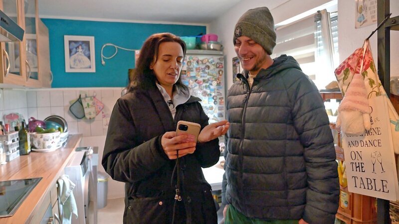 Pascal würde gern weitere Gerichte mit der Heißluftfritteuse zubereiten. Ella gibt ihm dazu gute Tipps und Infos. – Bild: RTL Zwei