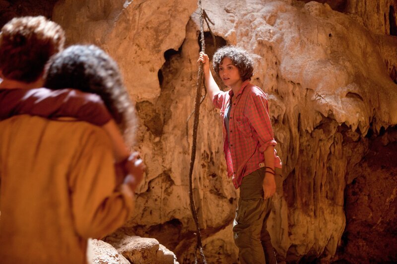 Der Weg führt George (Valeria Eisenbart, M.) bei der Schatzsuche in eine geheimnisvolle unterirdische Höhle. – Bild: ORF/​Constantin Film/​Bernd Spauke