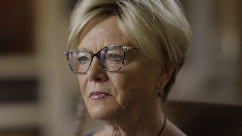 Contributor Janice Allen, friend of Donna Horwitz, looking off camera during her interview. Wearing tortoiseshell glasses. Interior, landscape – Bild: Warner Bros. Discovery, Inc. or its subsidiaries and affiliates
