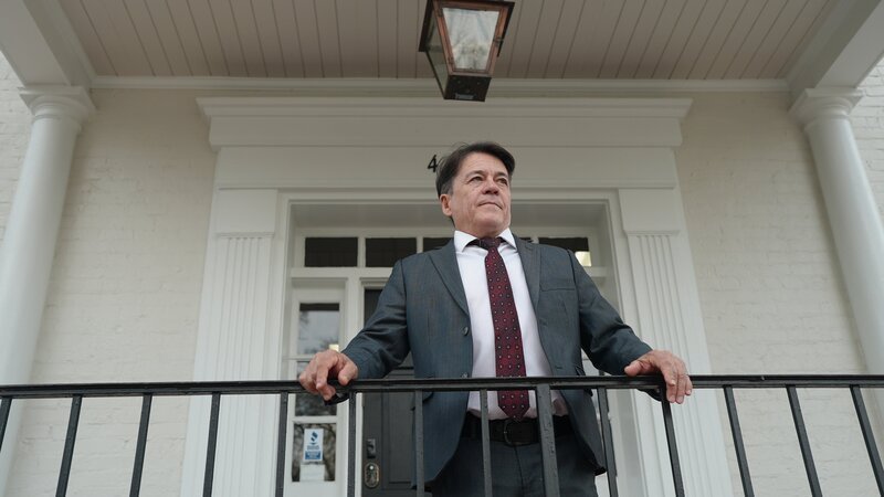 Contributor Jacque Hawk, Becky Sears’ attorney, looking off camera to the right and standing outside his office, his hands on the rail in front of him. Building number visible next to his head. Exterior, landscape – Bild: Discovery, Inc.