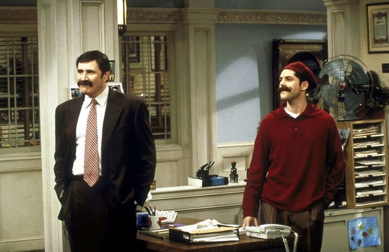 Paul (Richard Kind, l.) und James (Alexander Gaberman, r.) maskieren sich mit einem Schnauzbart … – Bild: ProSieben Media AG