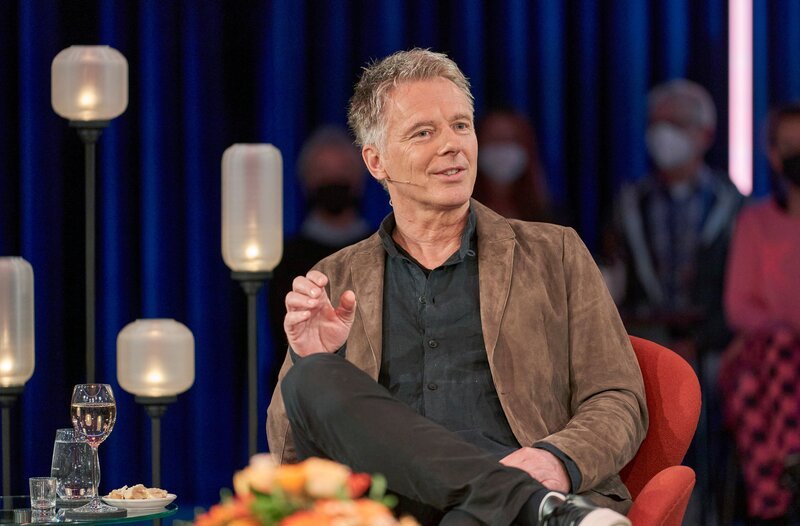 Zum großen Jubiläum vom „Kölner Treff“ feiern Susan Link und Micky Beisenherz einen Abend voller besonderer Begegnungen, persönlicher Geschichten und überraschender Momente. Mit Carolin Kebekus, Guido Maria Kretschmer, Jörg Pilawa (Foto), Motsi Mabuse, Tommi Schmitt und Senta Berger begrüßen sie prominente Gäste, die dem Kölner Treff auf ganz unterschiedliche Weise verbunden sind. – Bild: WDR/​Claus Langer