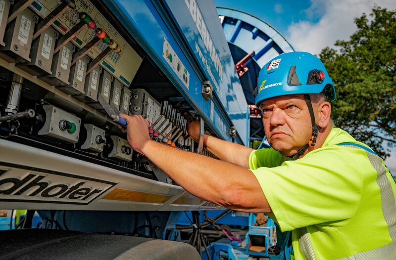 Kraftfahrer Holger Rybka beim Positionieren des Schwertransporters vorm Abspulen des Stromkabels. – Bild: NDR/​Jens Hinrichsen/​Joker Pictures GmbH