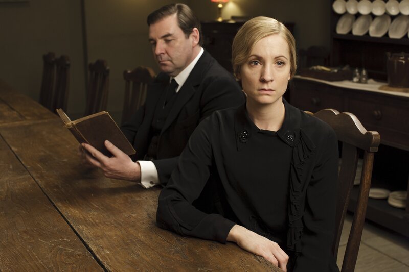 John Bates (Brendan Coyle) kann sich die zunehmende Entfremdung zwischen ihm und seiner Frau Anna (Joanne Froggatt) nicht erklären. – Bild: ZDF/​NBC Universal